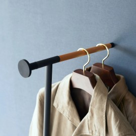 Yamazaki - Κρεμάστρα Ρούχων Με Βάση Σιδερώματος Tower Slim BK